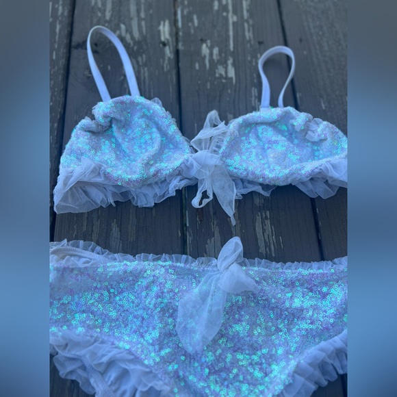 Victoria’s Secret Large white bralette and panty with sequin details gently used - Picture 2 of 7
